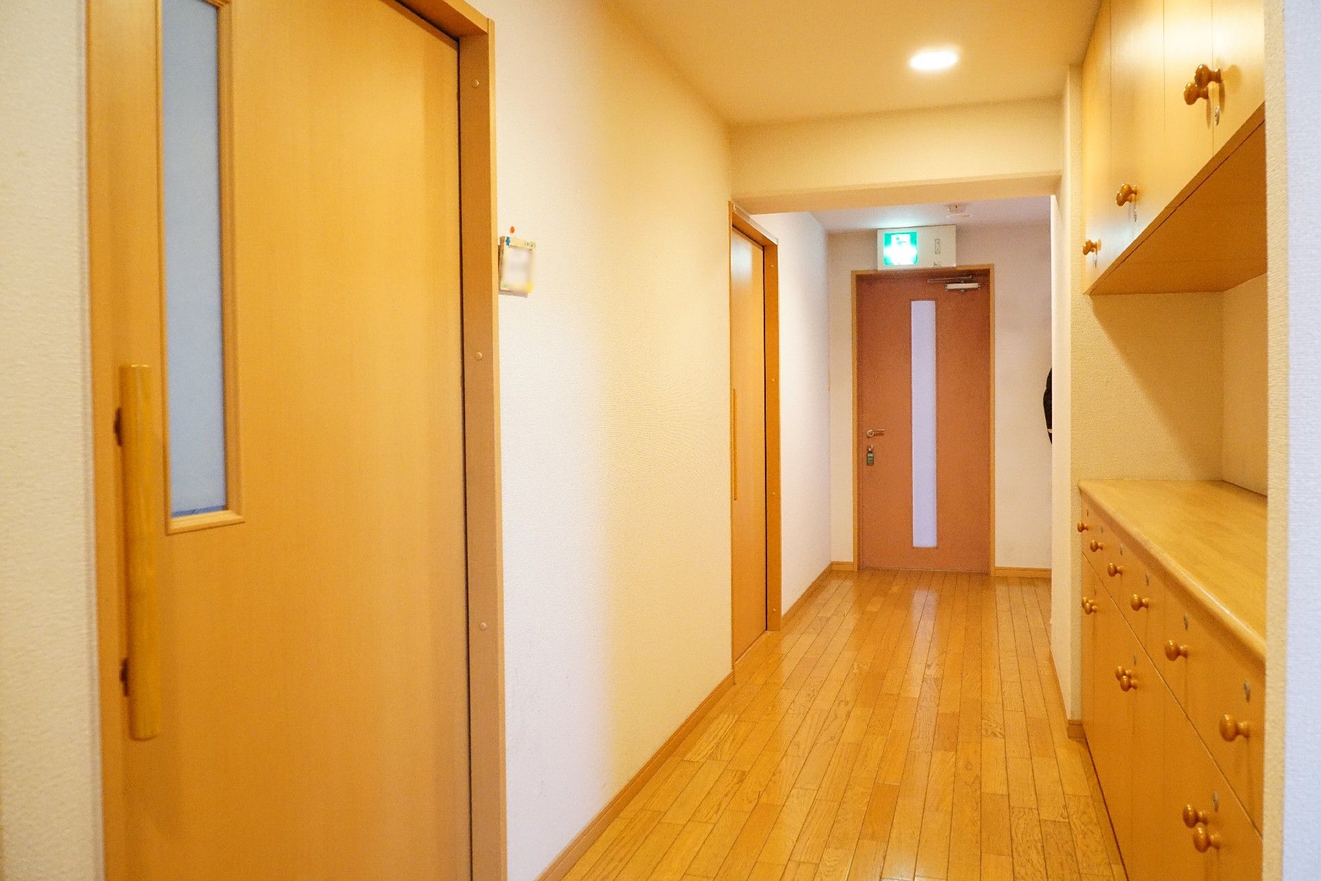 設置されている居室のドアはすべて引き戸で、床には段差が一切ない廊下