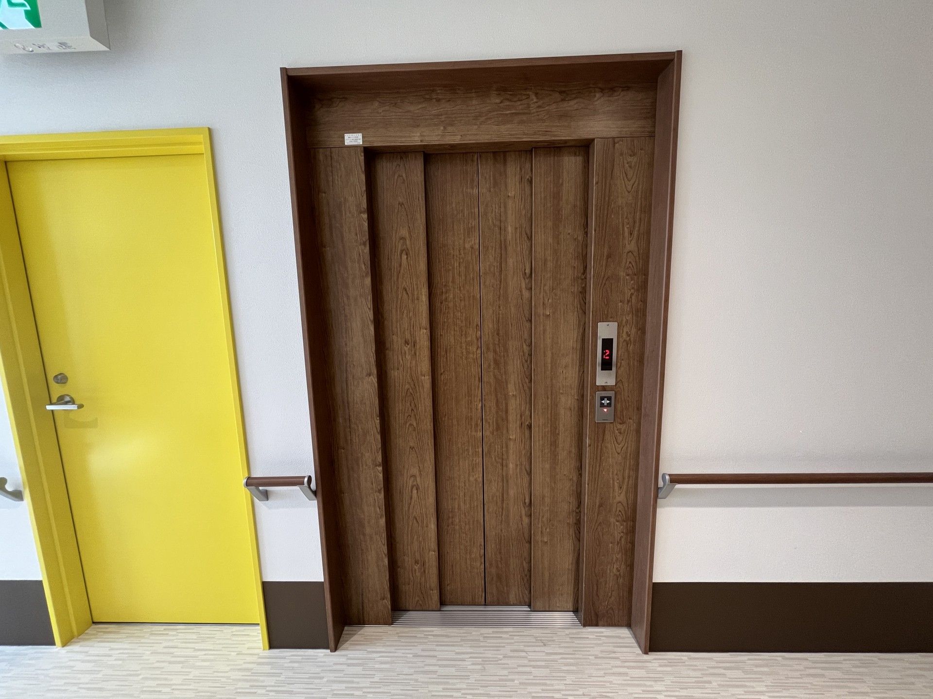 明るい廊下のエレベーター
