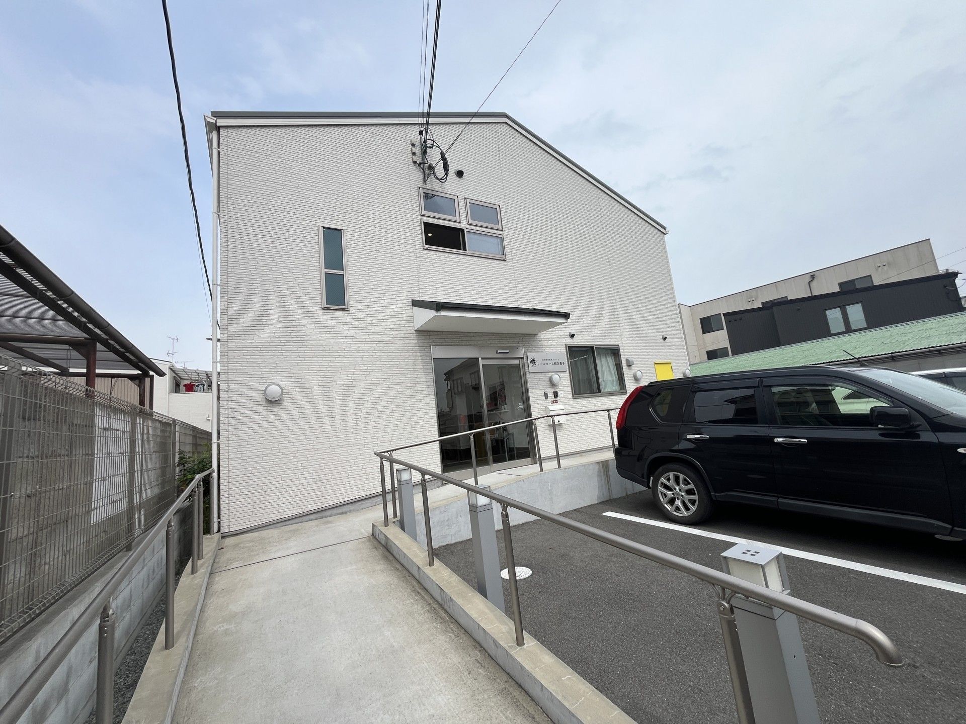 白い建物の入り口