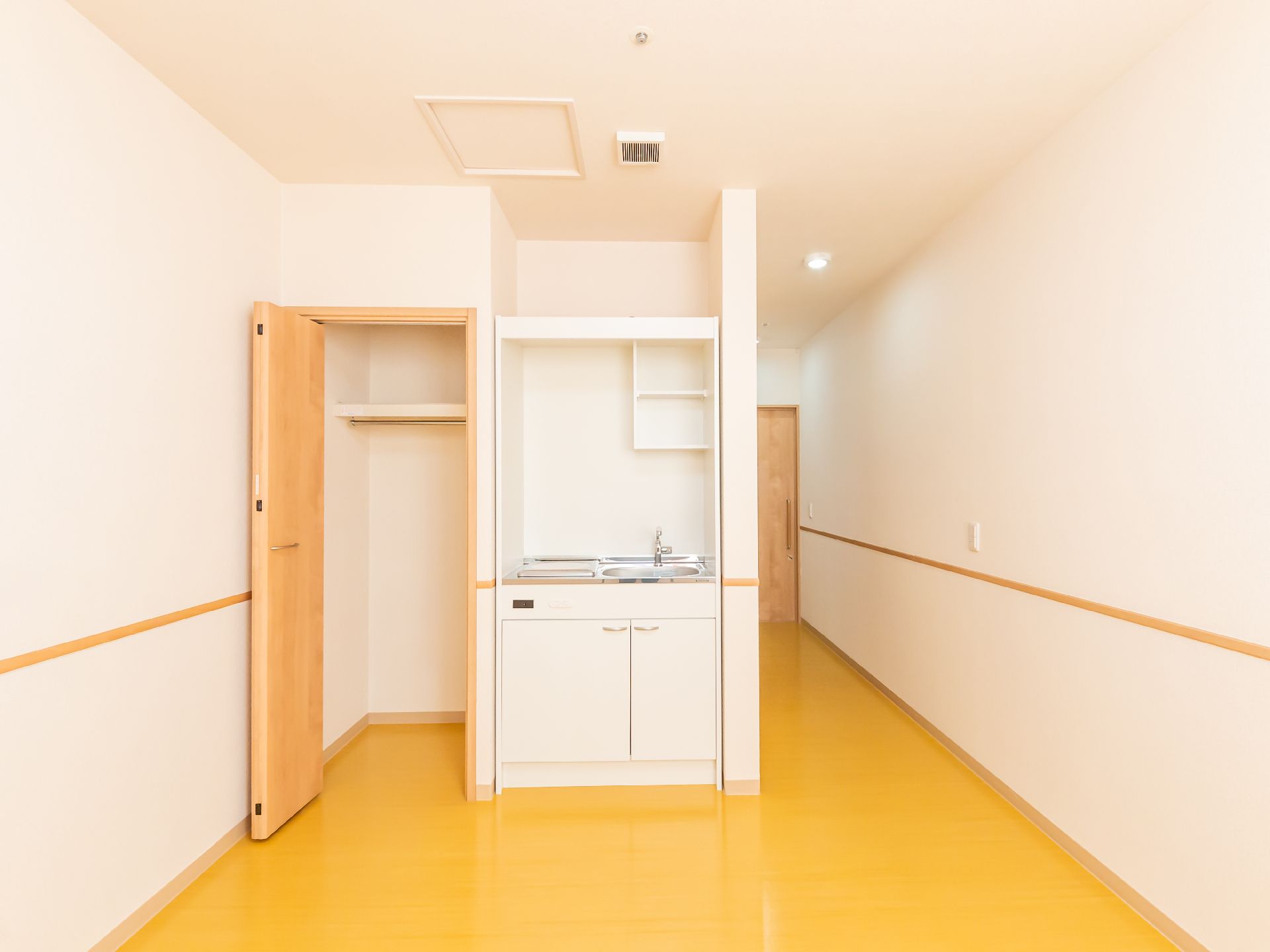 収納棚のある居室
