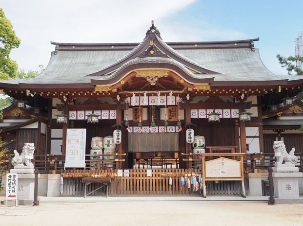 酒樽がたくさん奉納されている立派な神社。両サイドに狛犬があり、絵馬をかける場所もある。