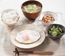 目玉焼きとサラダと煮物とごはんと味噌汁