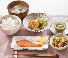 焼き鮭や煮物、ご飯と味噌汁にキウイフルーツのデザートが付いたメニュー