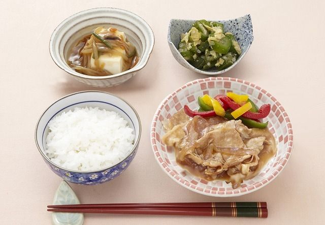 豆腐のあんかけや、オクラの和え物、パプリカを添えた豚肉と玉ねぎの煮物