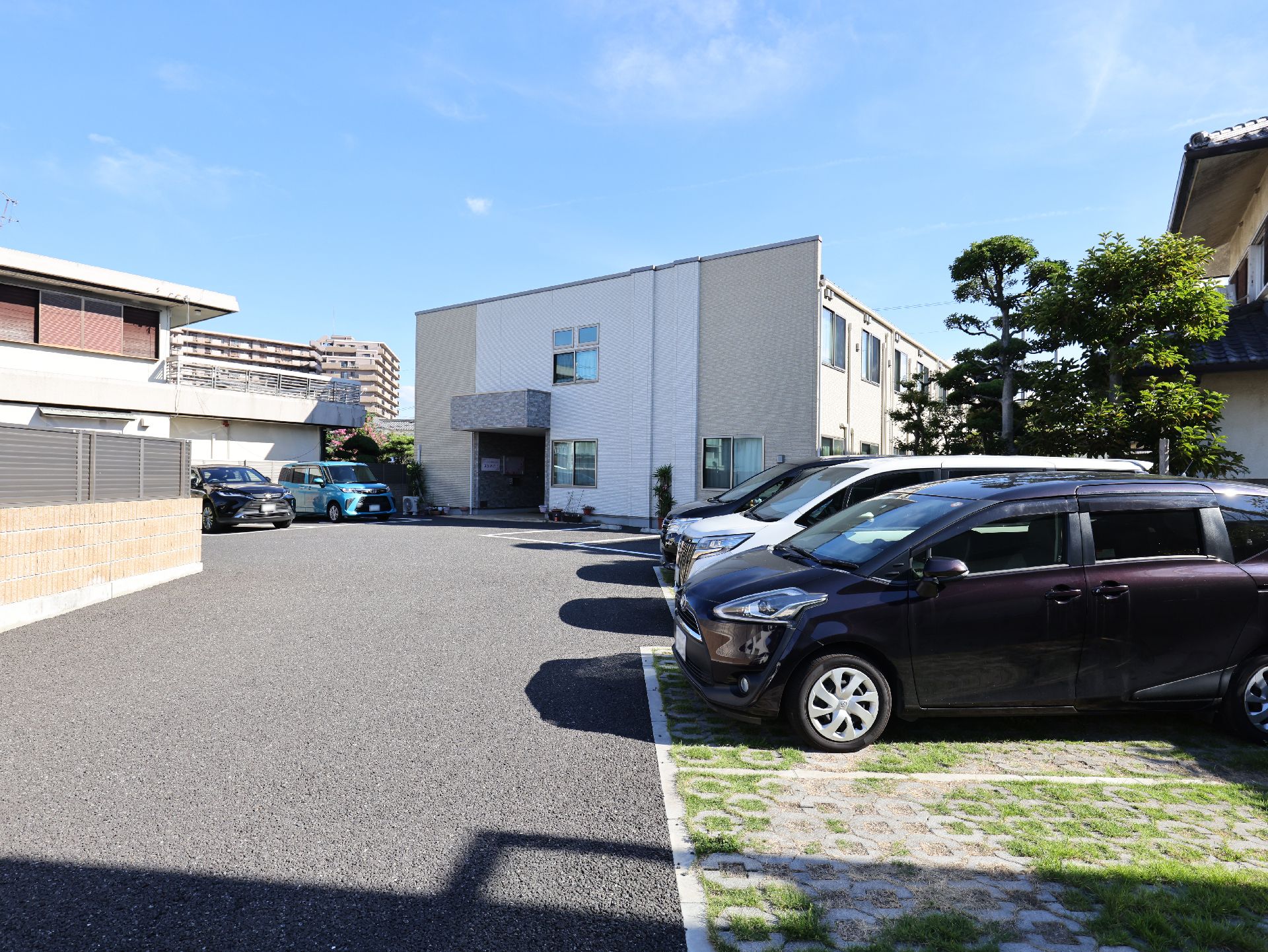 ホワイトとベージュの落ち着いた色調の外観をした高齢者向け住宅