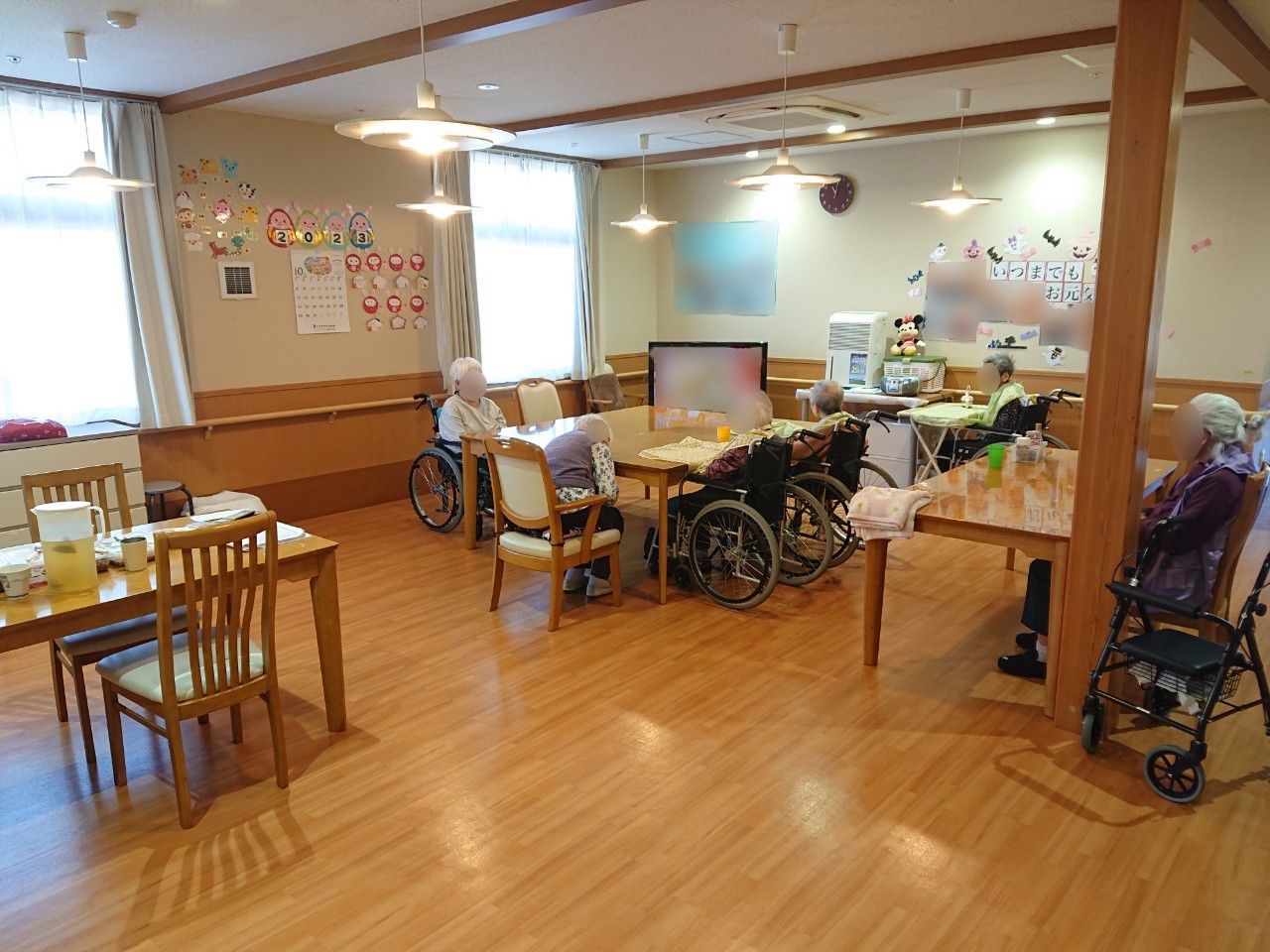 壁には飾りつけがされている