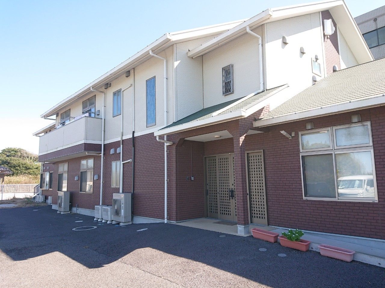 白と赤を基調とした建物