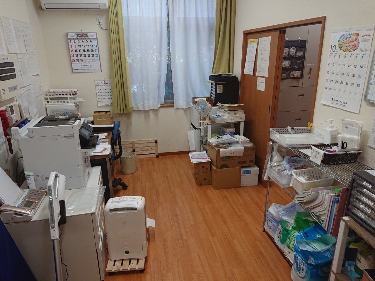 備品がある事務室