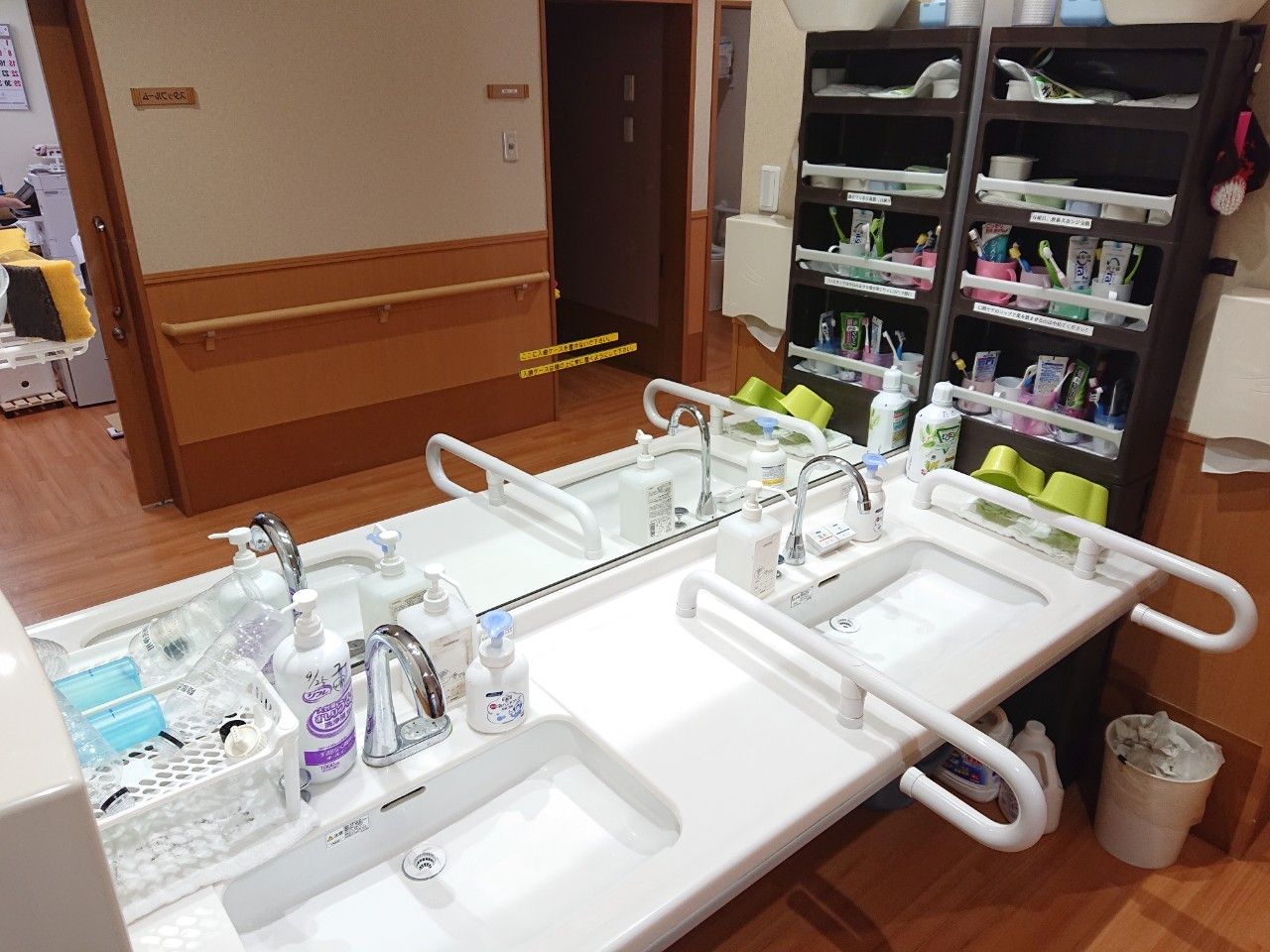 手洗いせっけんや利用者様の歯ブラシが棚に置かれている