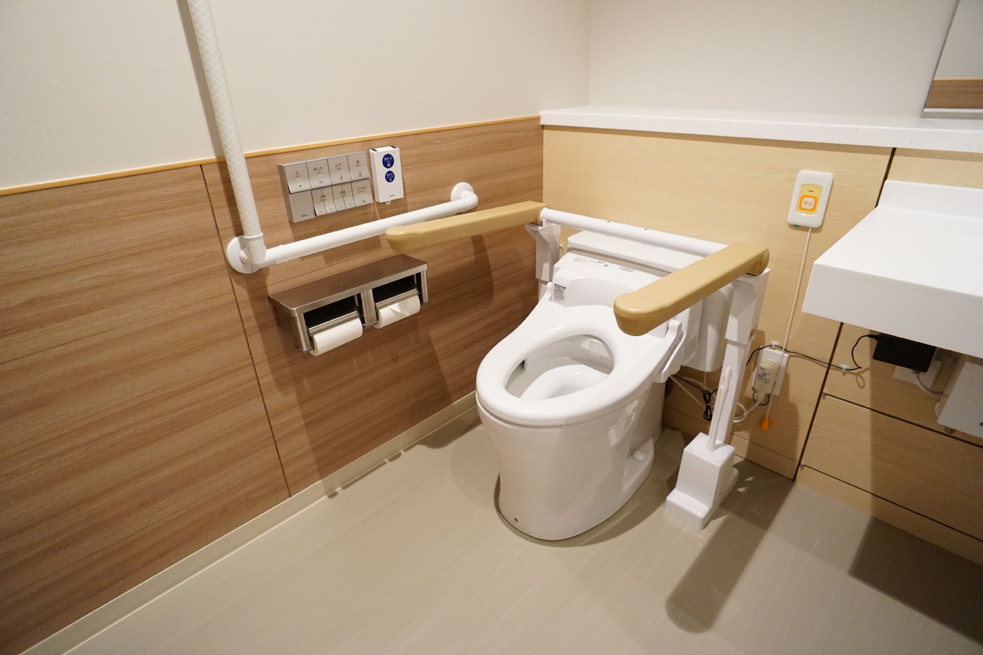 引き戸と手すりが取り付けられているトイレ