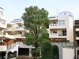 １階が駐車場でその上に建物がある施設の外観