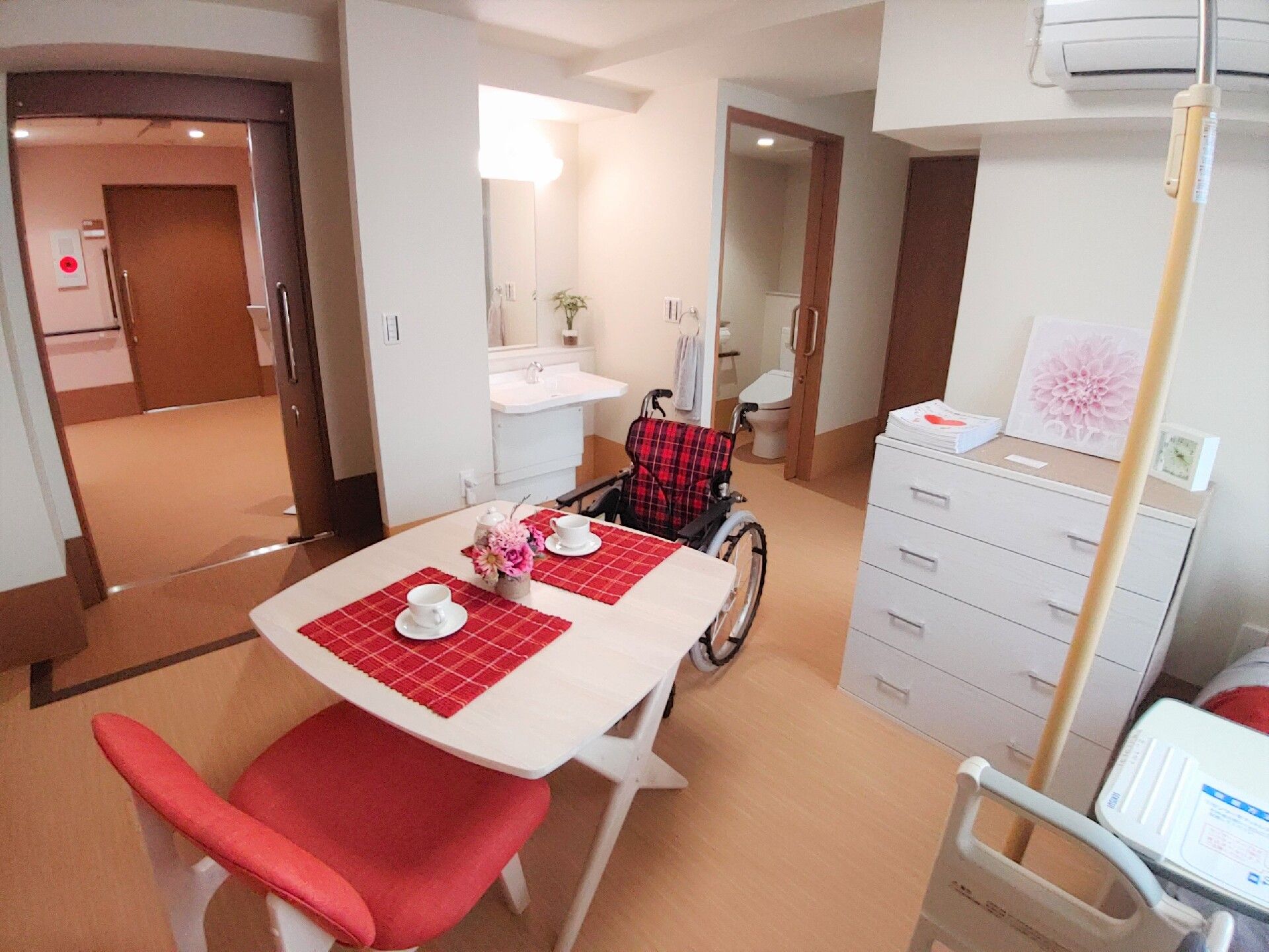 バリアフリーで、入り口側に洗面台やトイレが並んだ居室