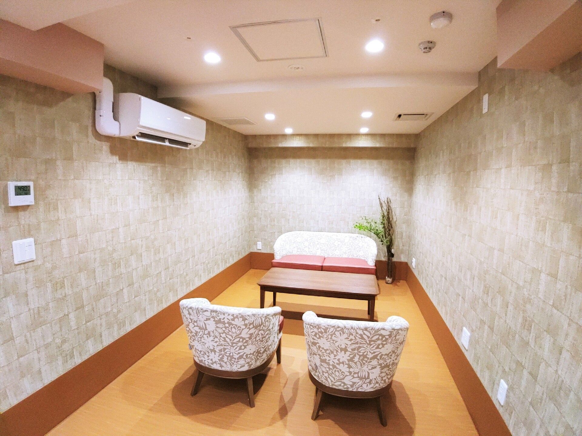 建物内で仕事をしているスタッフ。誰かに目線を合わせ、会話しようとしている。