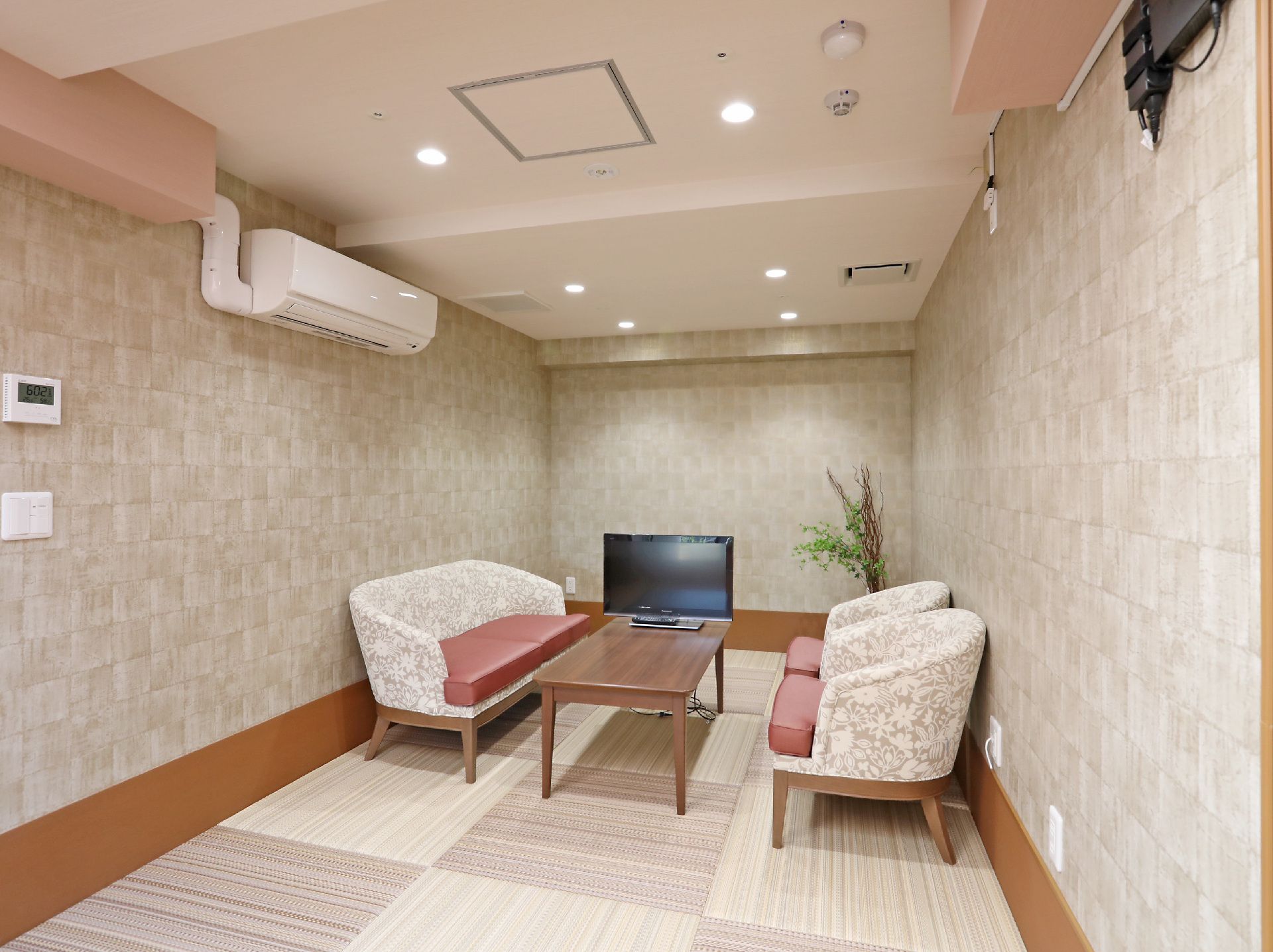 テレビとソファーが設置された共有スペース