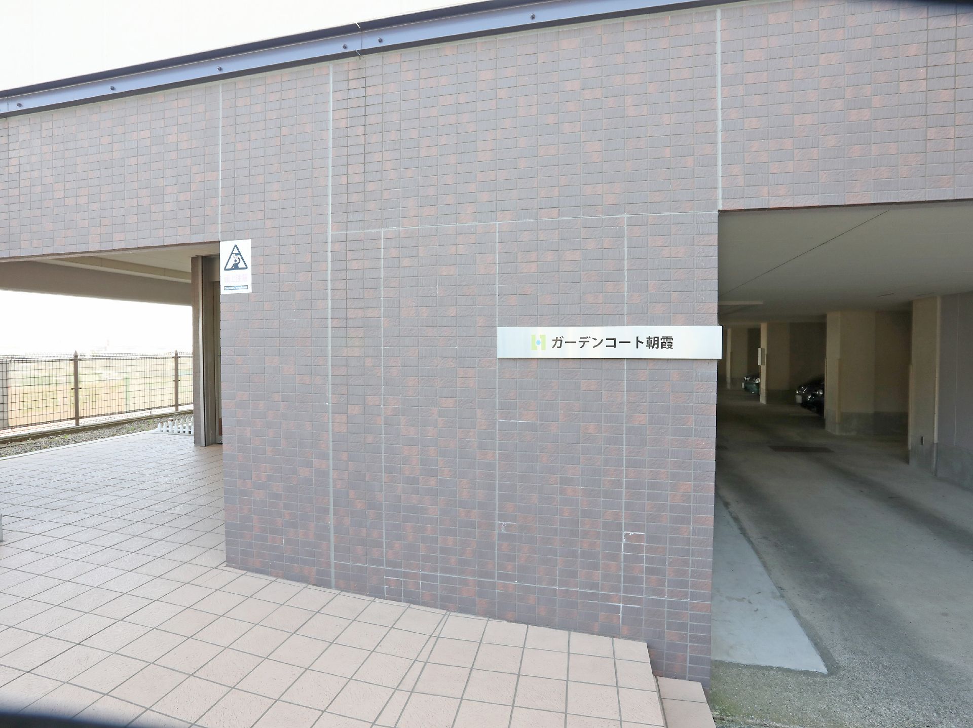 茶色いレンガ調の建物