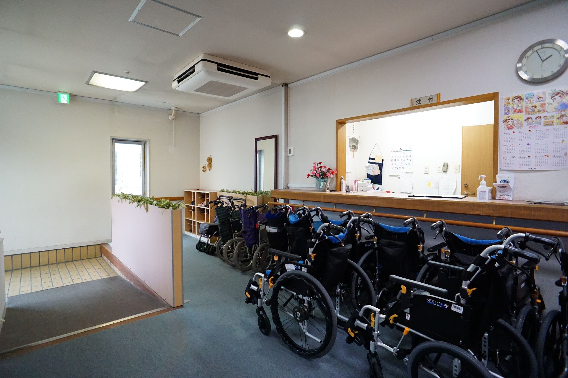 スタッフルームとつながっていて、きれいな花が飾られている受付