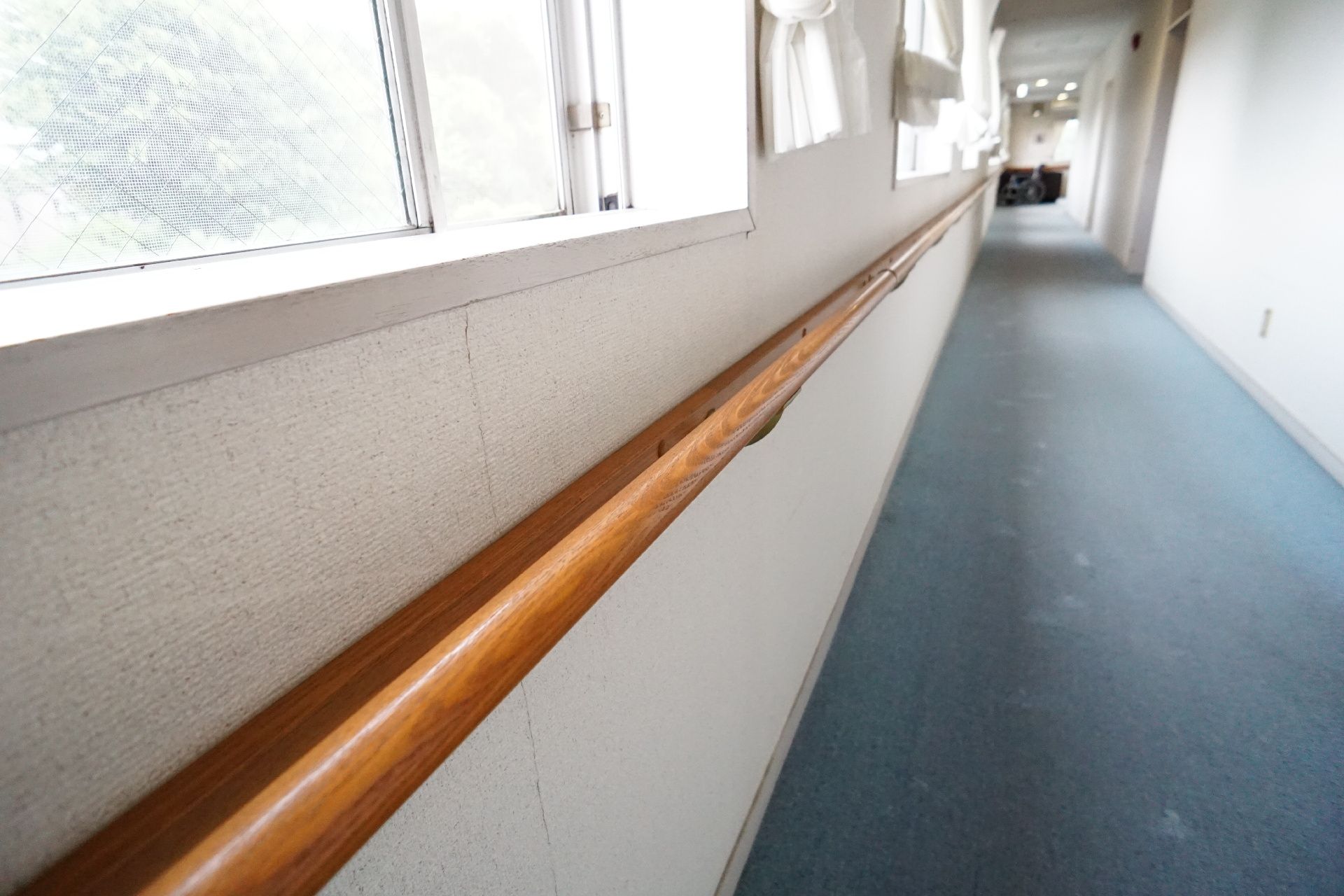 玄関部分から内部まで段差が極力なく、安全に移動できる廊下