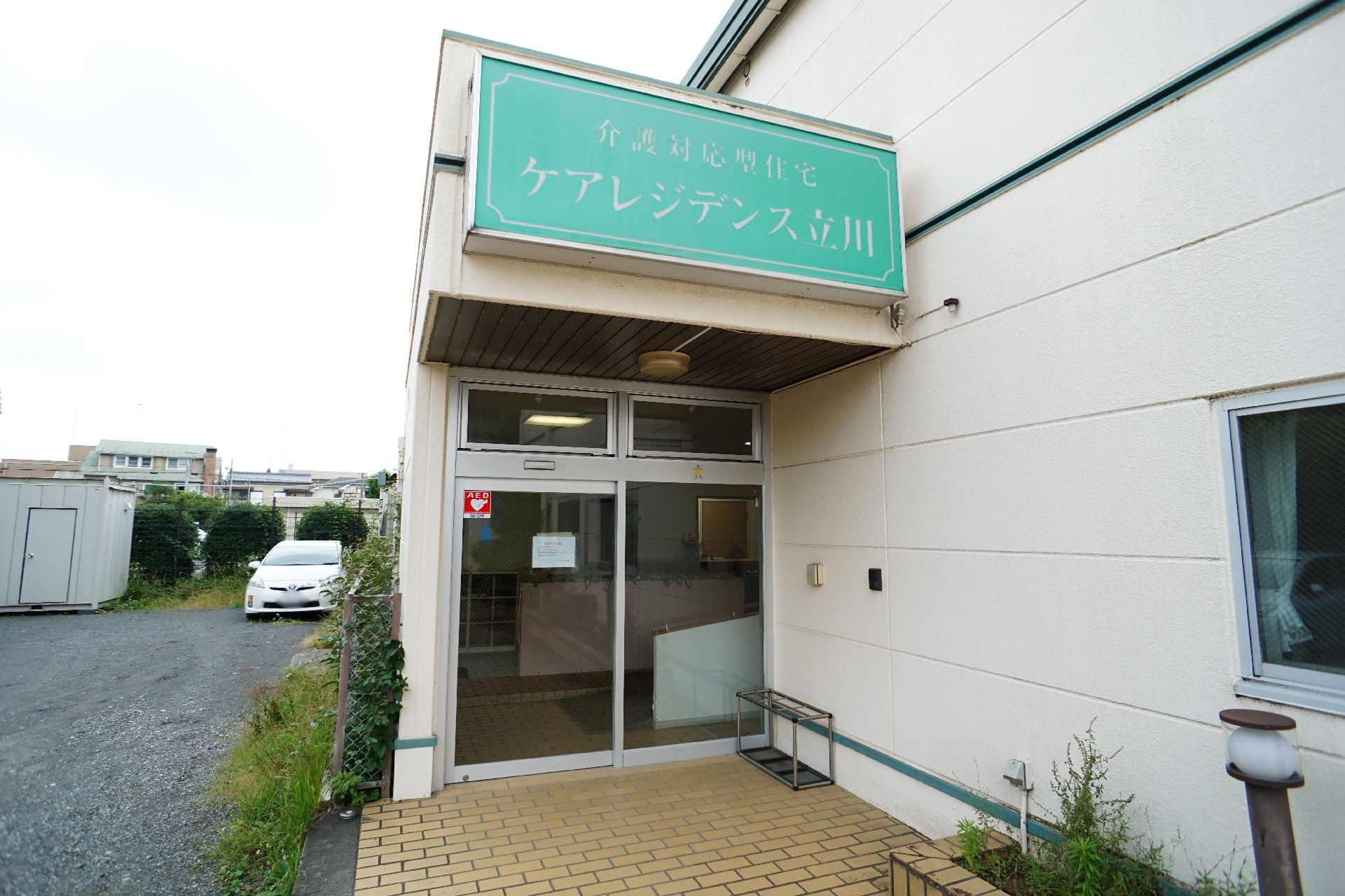 運動をする高齢女性と理学療法士