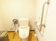 清潔で整ったトイレ設備のある部屋