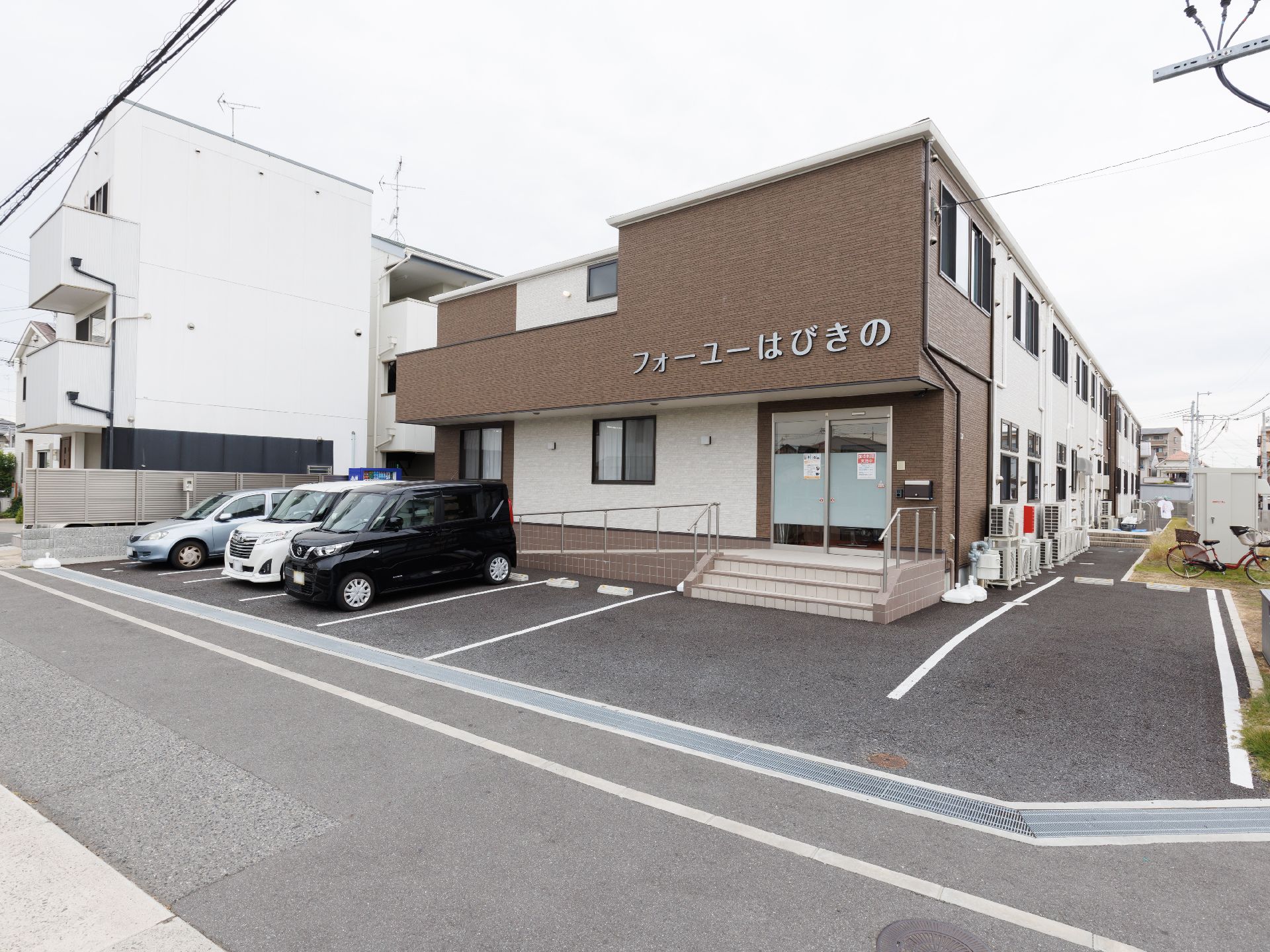 茶色い外壁で落ち着いた雰囲気の外観