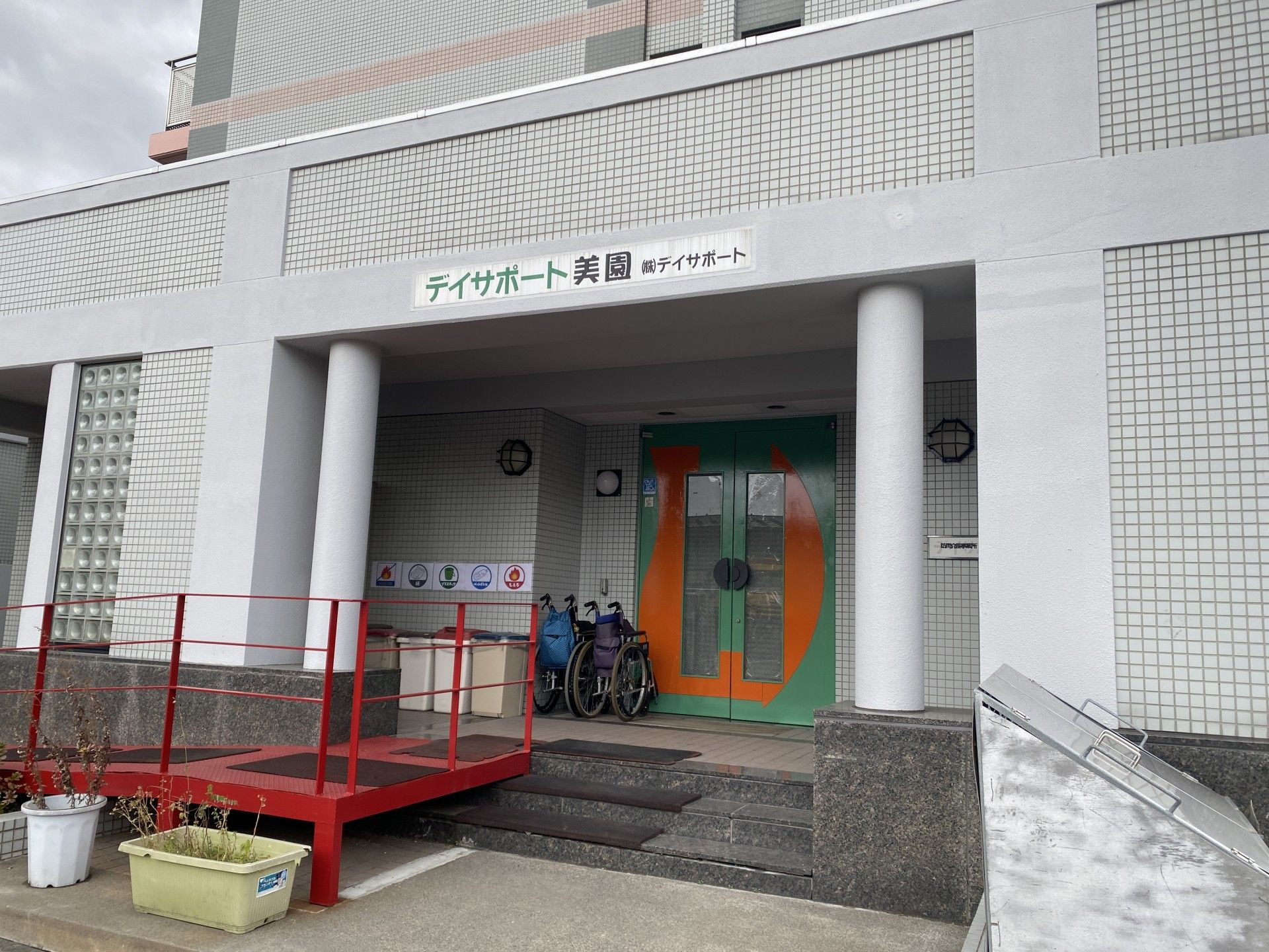 入口が広い建物の正面