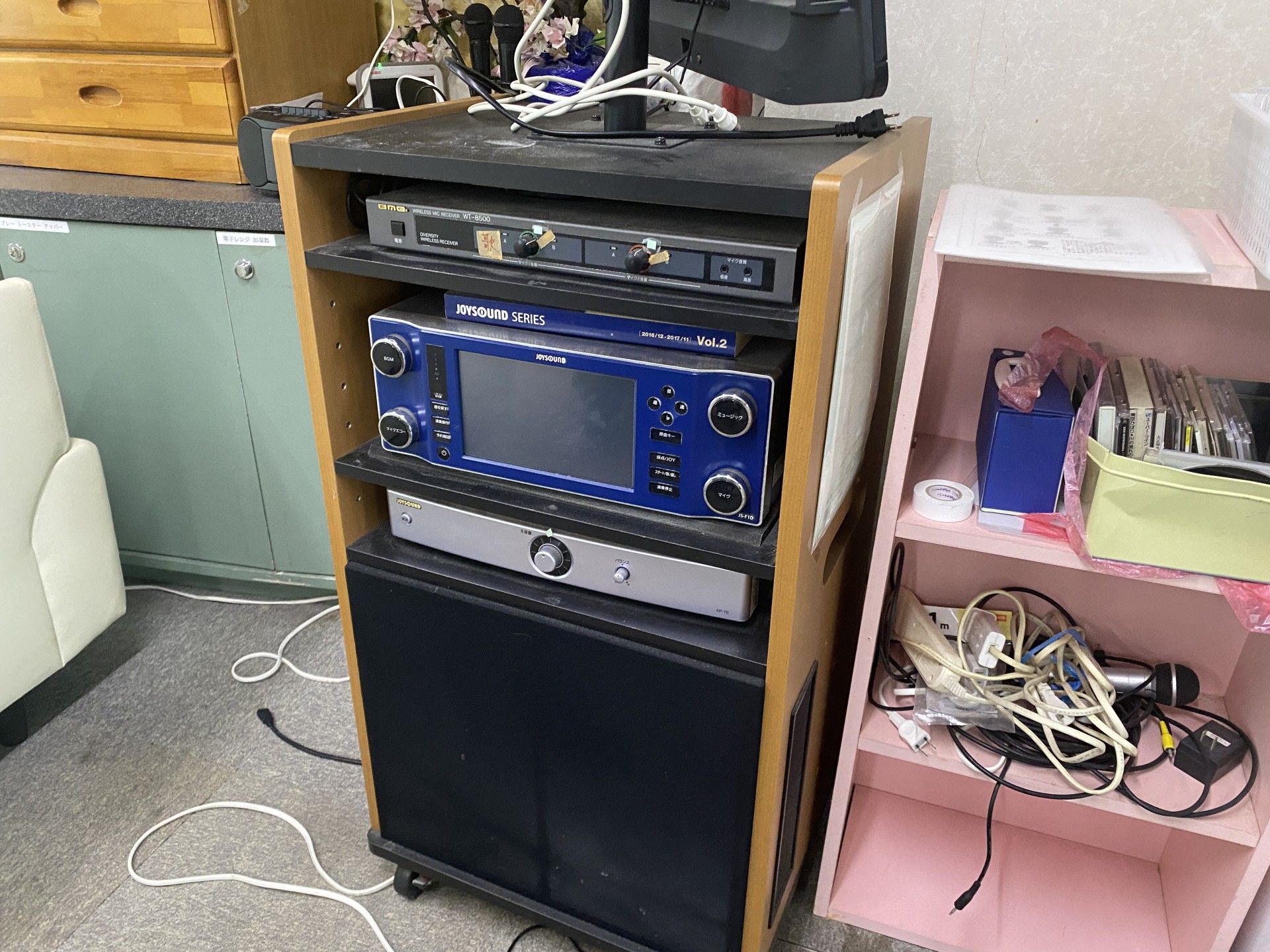 機器が並ぶリビングコーナー
