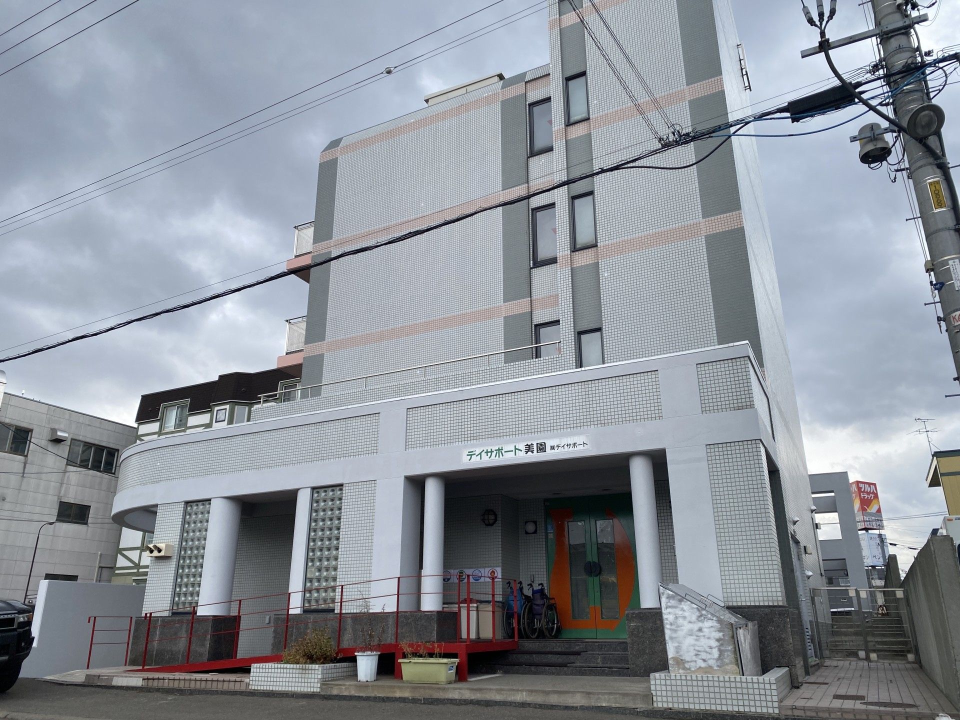 都会の明るい建物正面