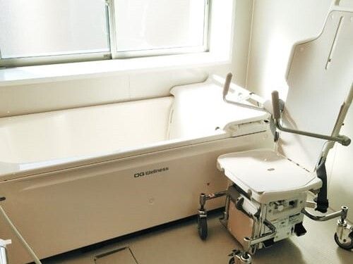 大きな窓が付いた一人用の浴槽が設置された浴室にはリフトが設置され、安全に移動できる。