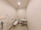 バリアフリー設計のトイレ空間