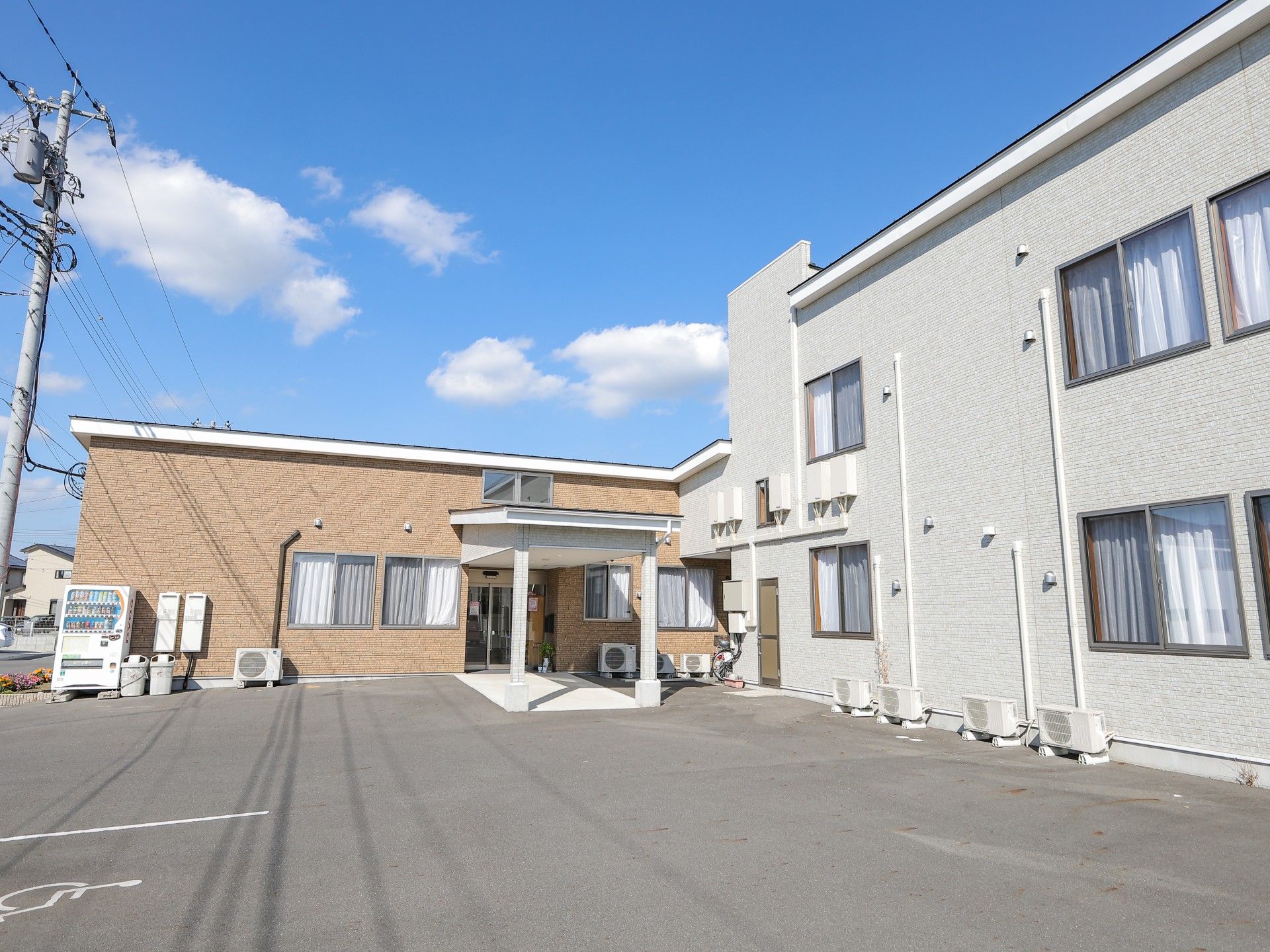 明るい外観の建物入口