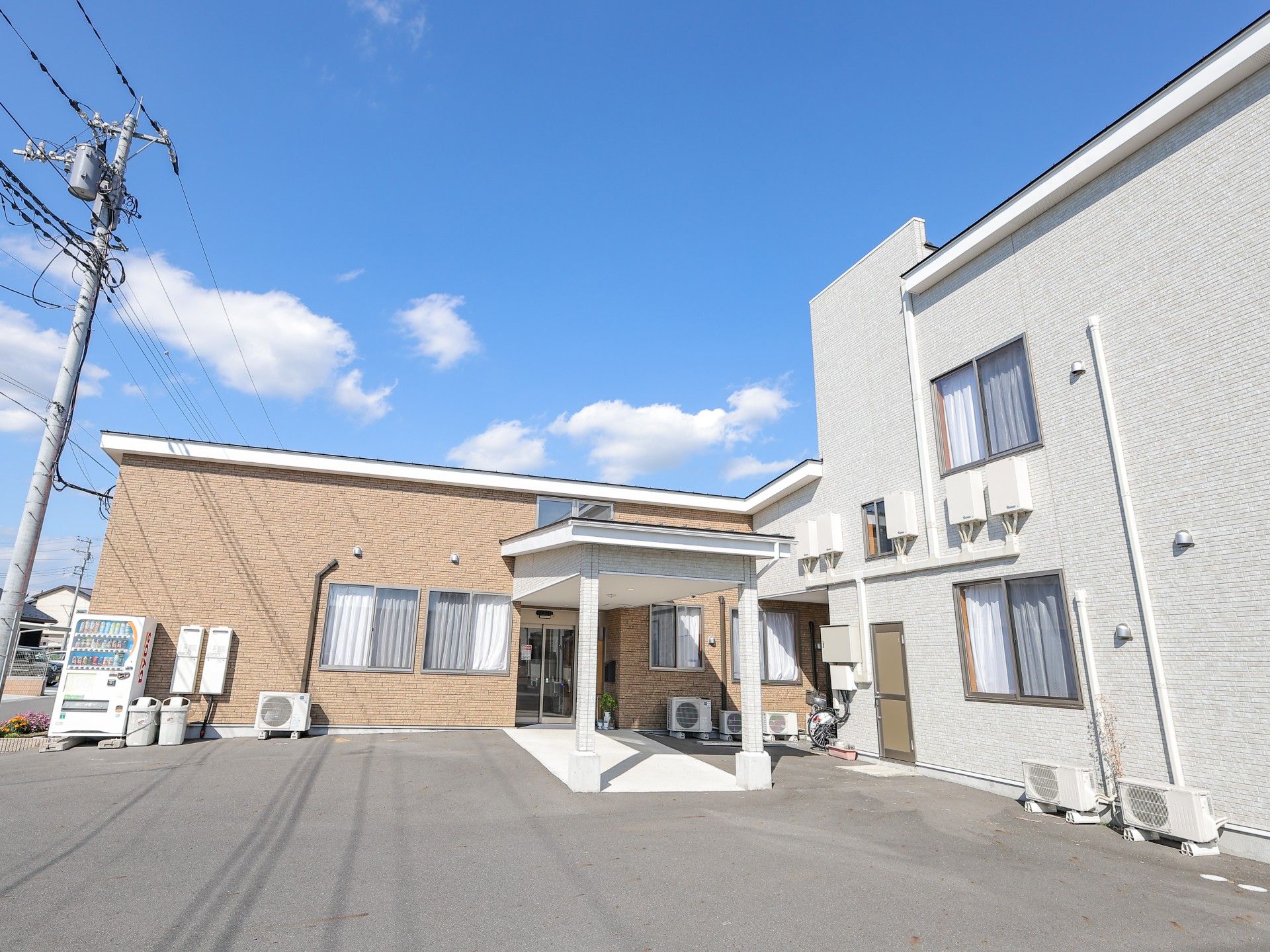 明るい外観の建物