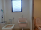 バリアフリーのトイレと洗面設備