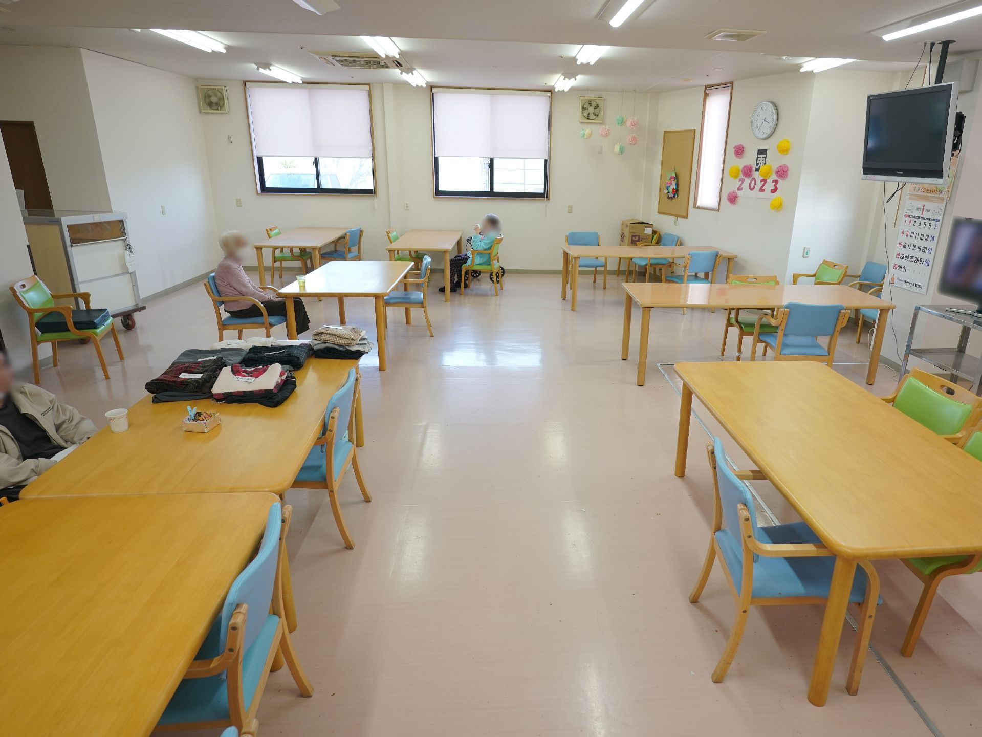 テーブルや椅子が設置されている共有スペース