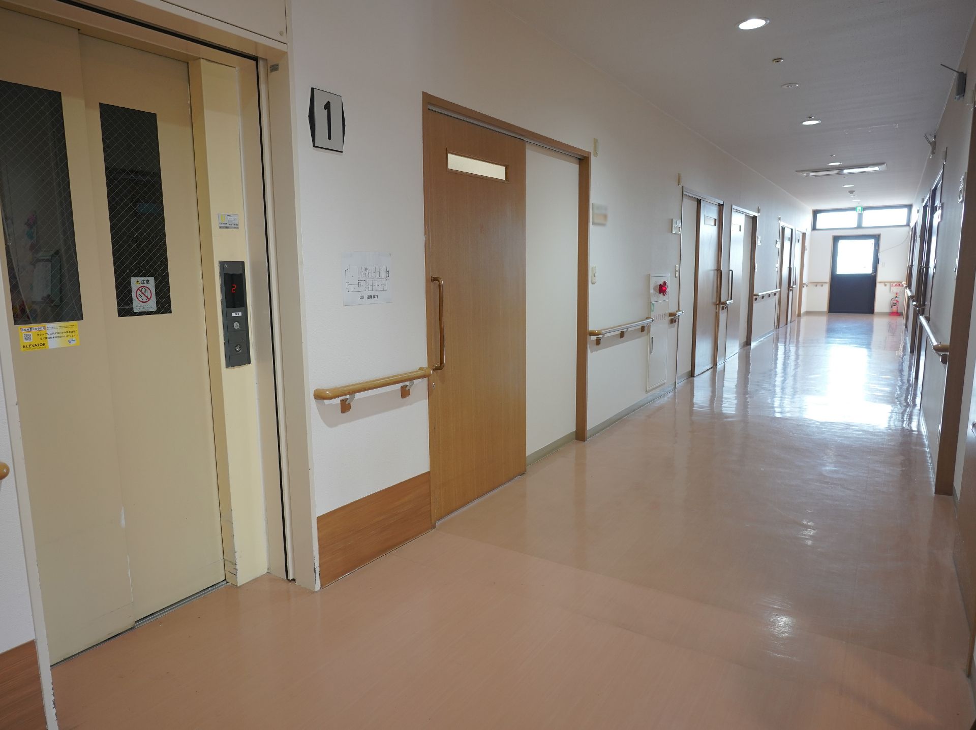 車椅子の入居者に配慮された、広い廊下