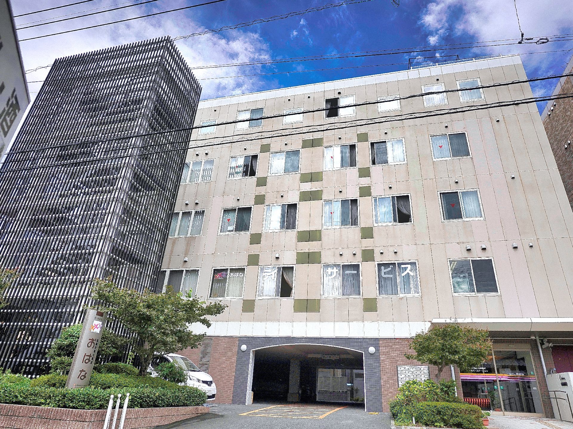 駐車場を完備した施設外観