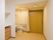 スライド式のドアが設置された居室にはカーテンで開け閉めするタイプのトイレがある。