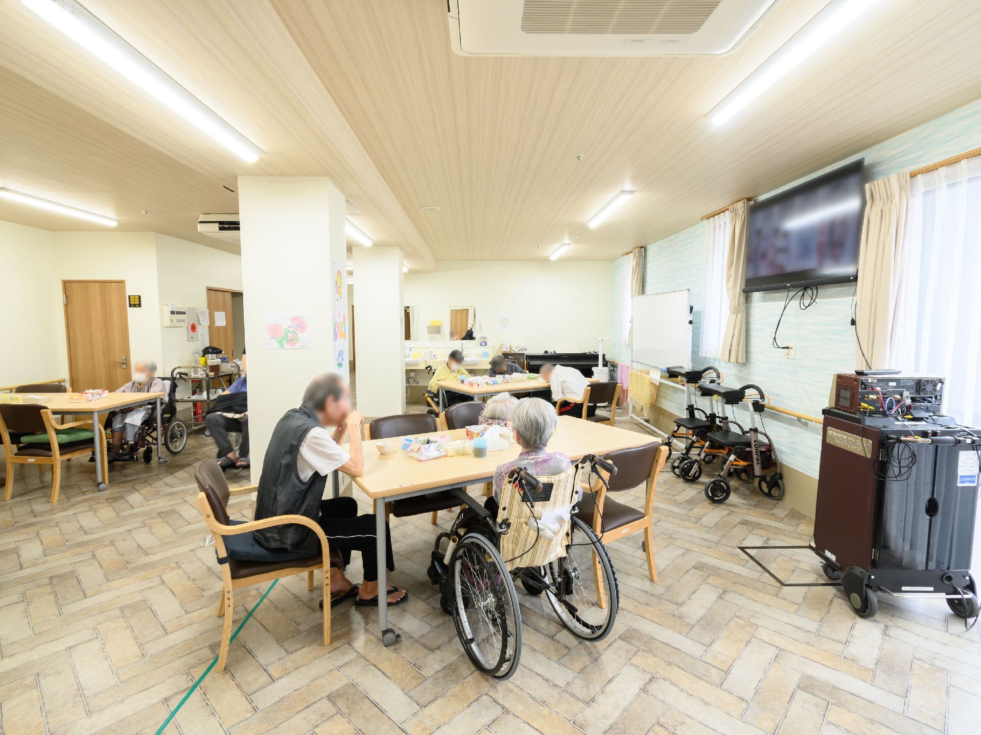 広いダイニングで団欒している高齢者