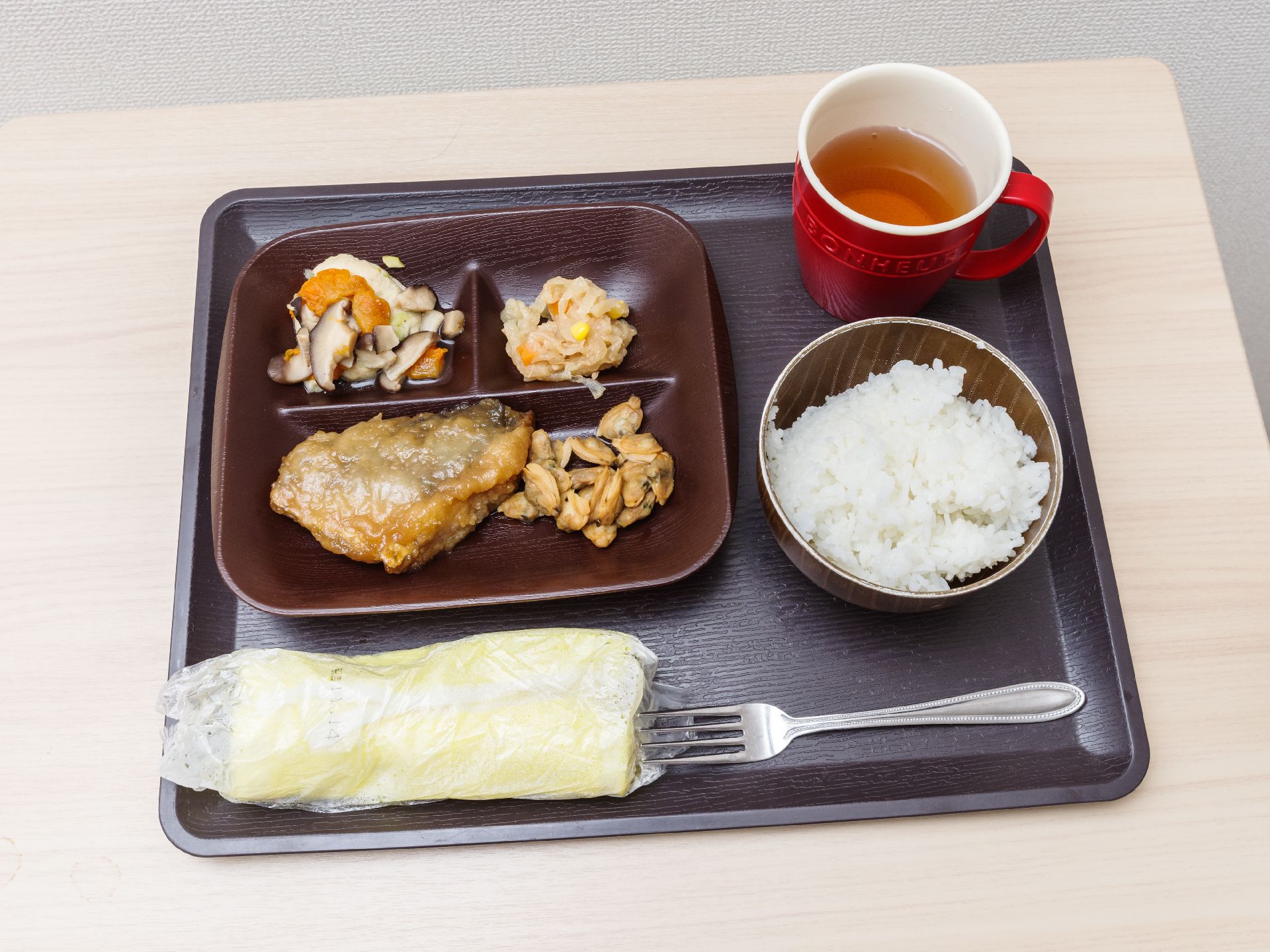 魚の煮物とご飯のセット