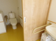 介護施設内のトイレと洗面所
