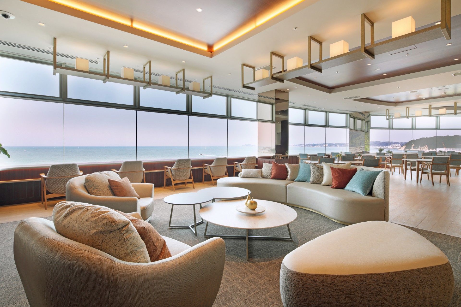 本棚が置かれ、テーブルを囲むように椅子が置かれている共有スペース