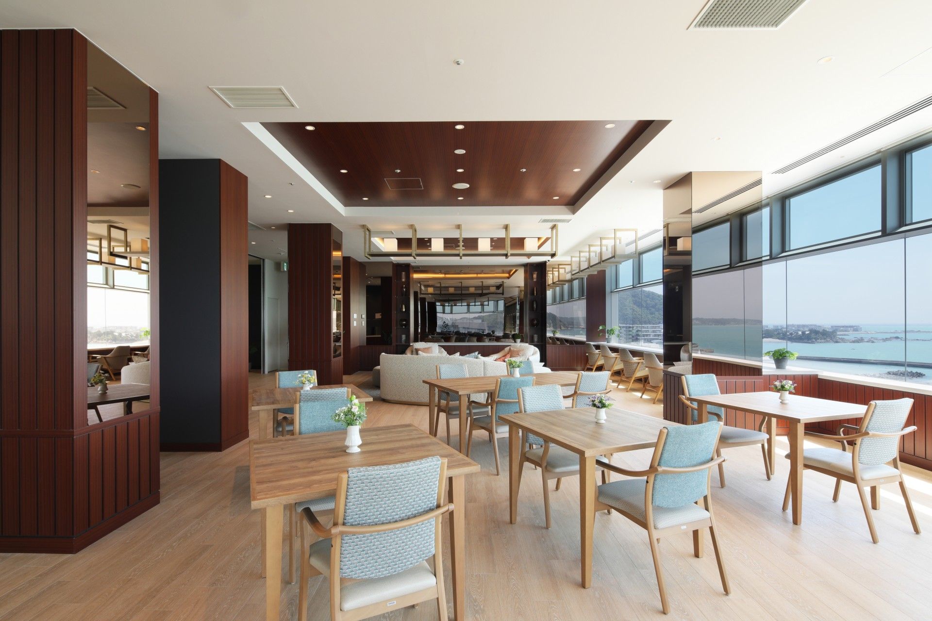 広大なスペースがあり、窓から日の光が降り注いでいるダイニング