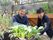 笑顔で植物を育てる庭