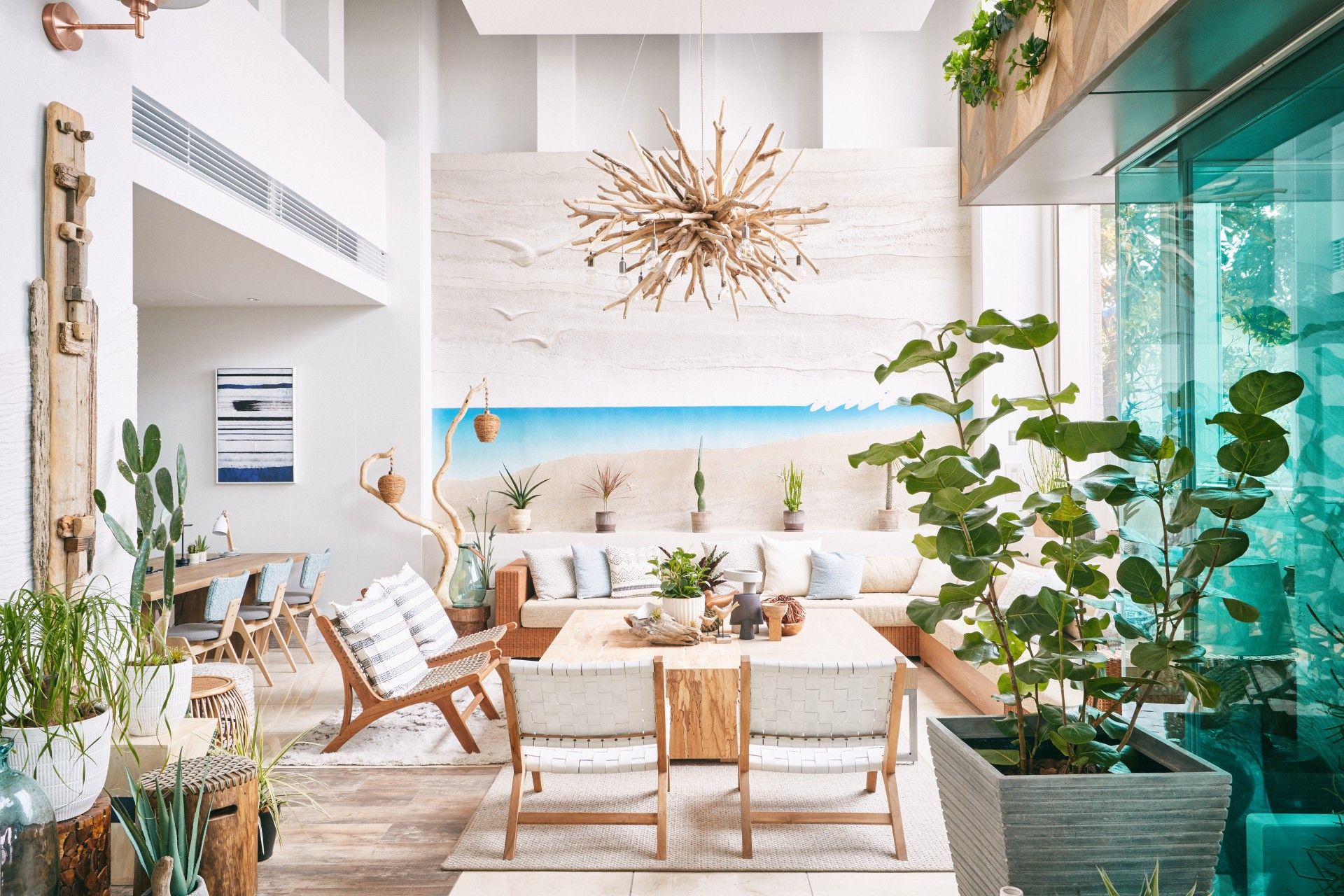 壁の大部分が窓になっている6階建ての建物。周り委は緑が多く、壁にはホーム名が書かれている。