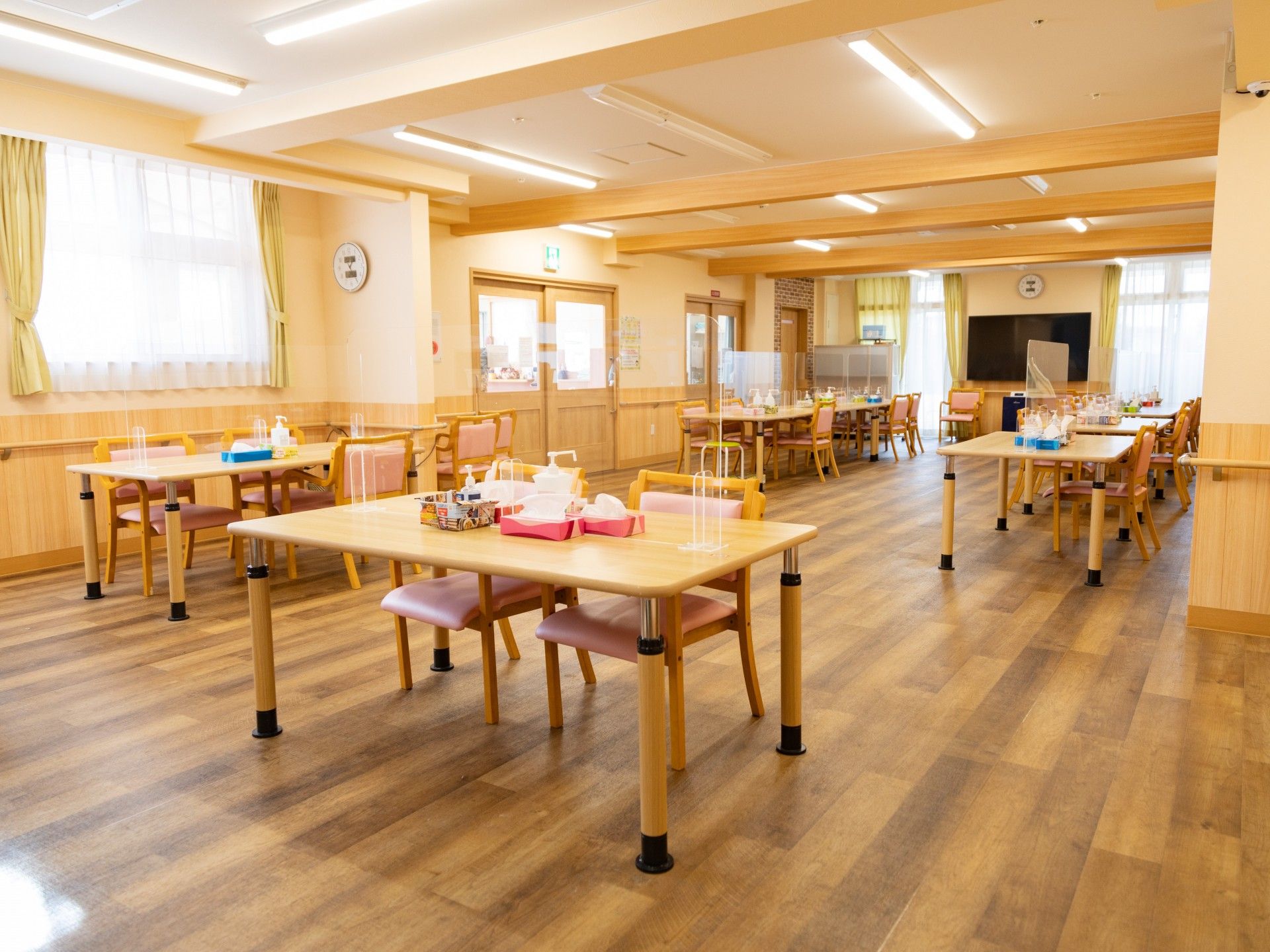 明るい食堂の様子