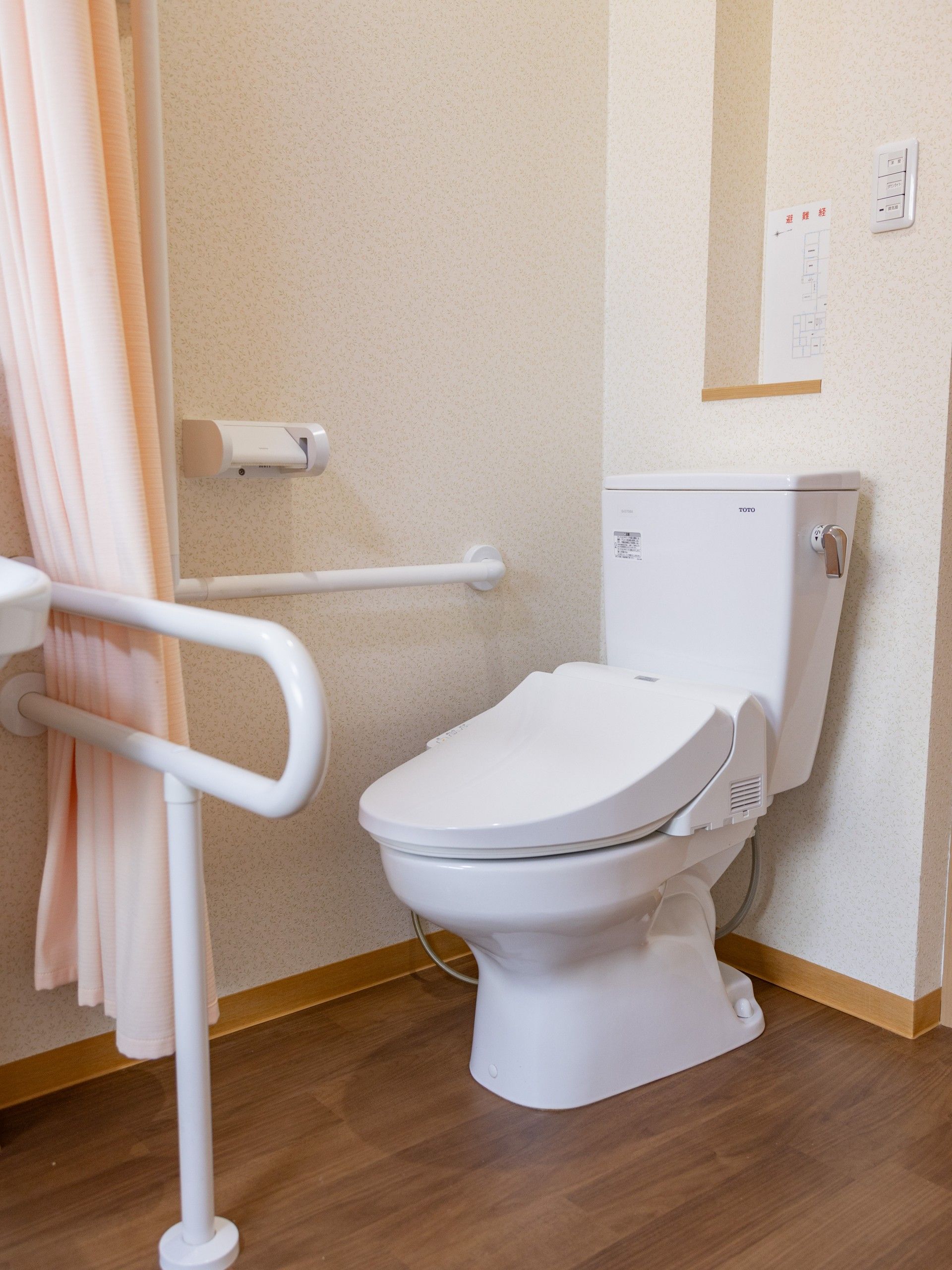 手すり付きのトイレ