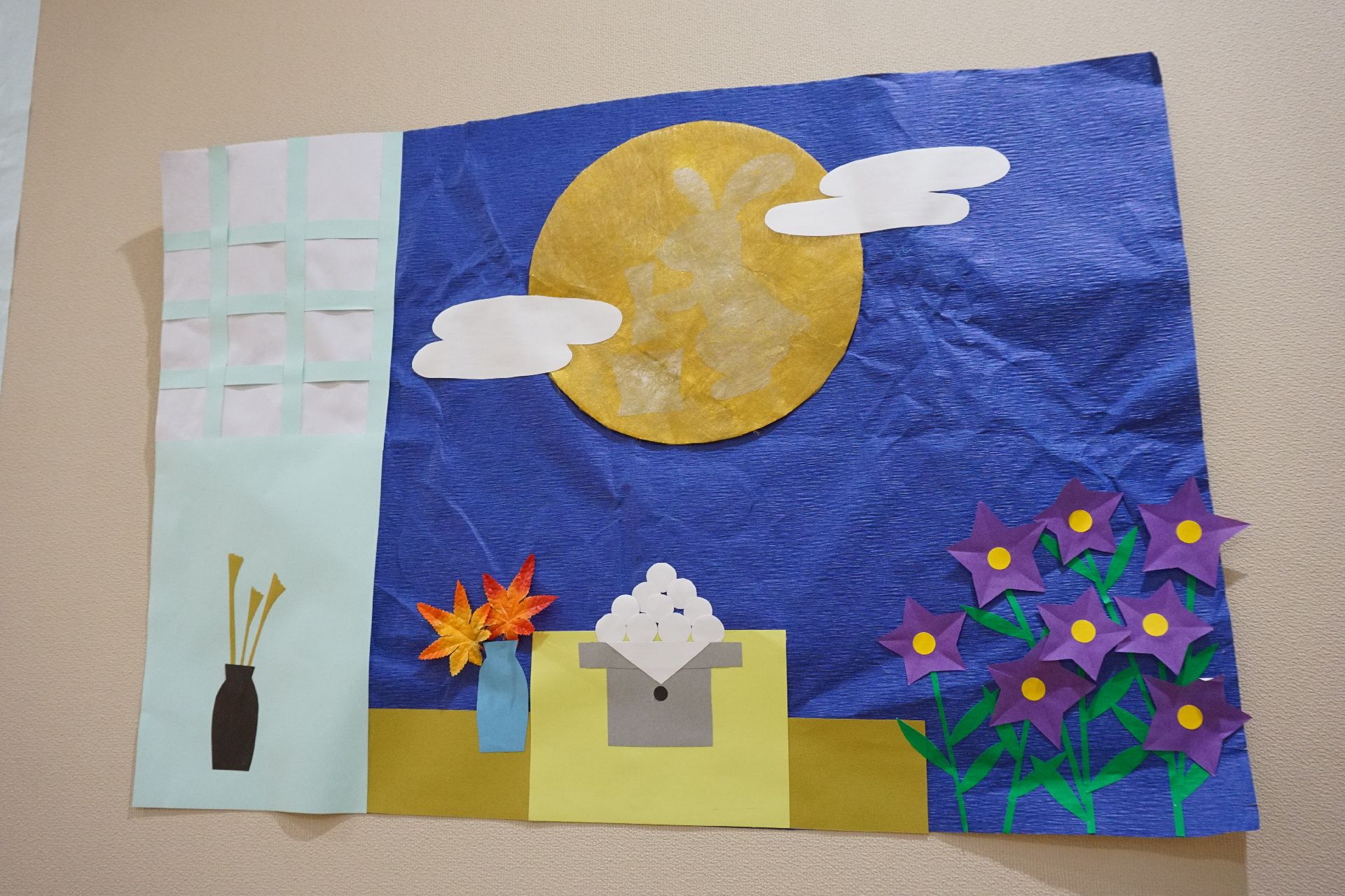 共有スペースの壁に飾られている、入居者が作成した貼り絵