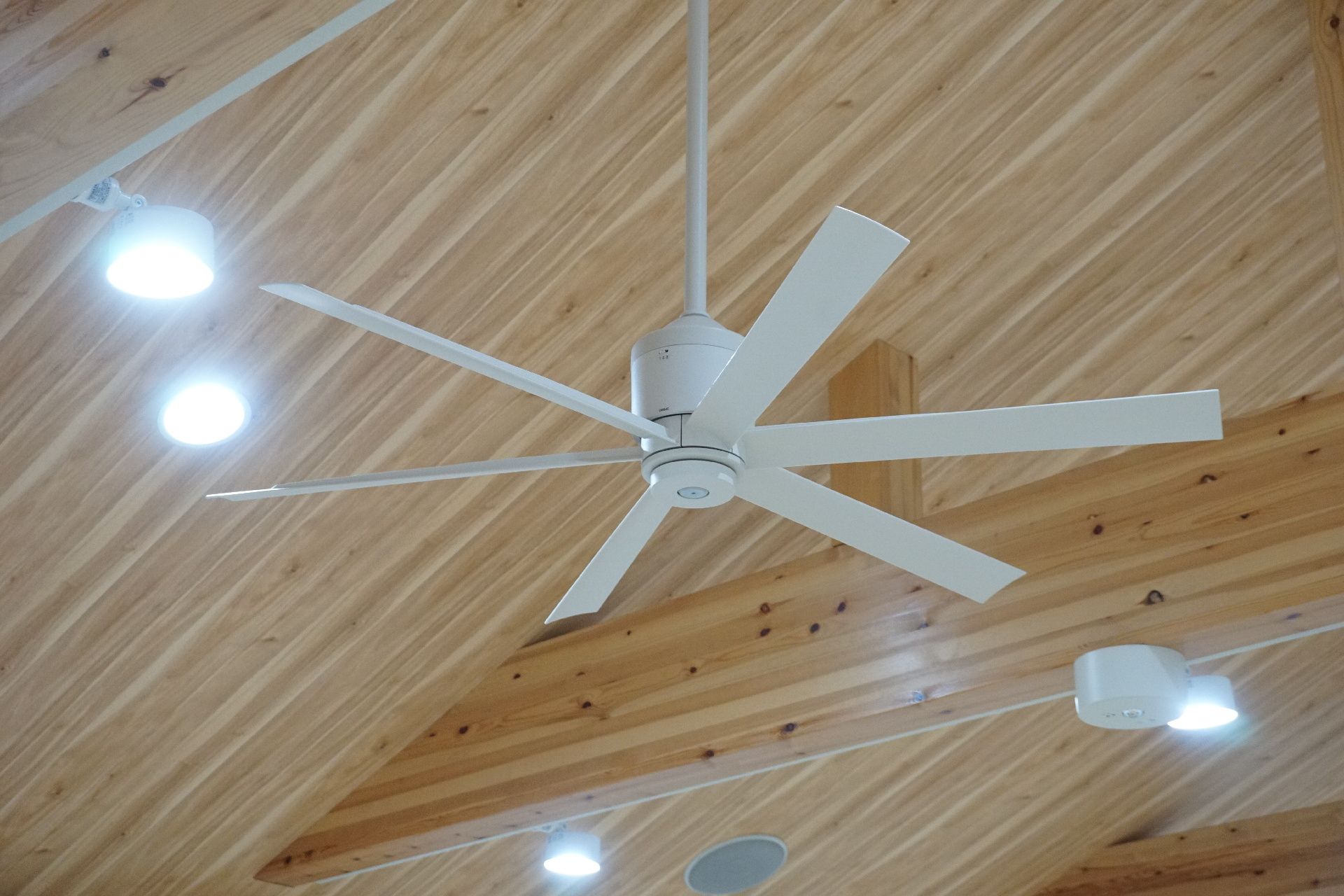 室内の空気の流れをよくするために設置されているシーリングファン