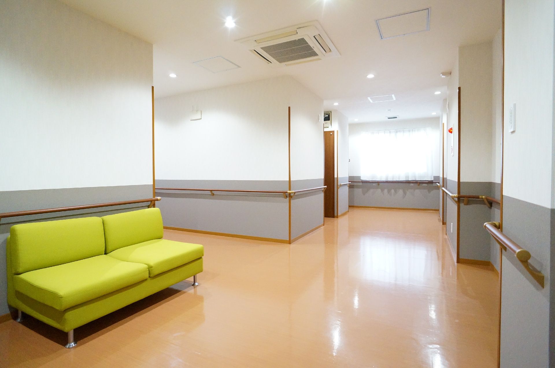 椅子をご用意している廊下