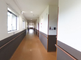 明るく清潔な施設の廊下の様子