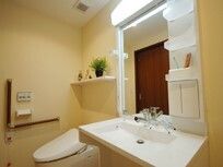 呼び出しボタンや手すりが設置されたトイレと同じ場所に鏡が付いた洗面所もある。